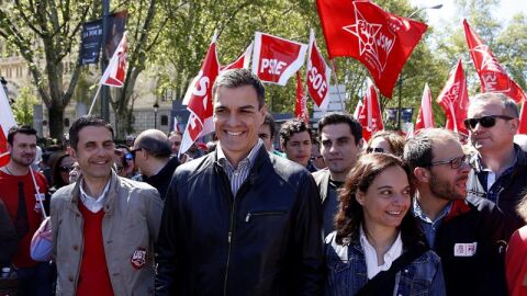  El l&iacute;der del PSOE, Pedro S&aacute;nchez, acompa&ntilde;ado por la secretaria general del PSM, Sara Hern&aacute;ndez, durante su participaci&oacute;n en la manifestaci&oacute;n central del Primero de Mayo que se celebra hoy en Madrid. 