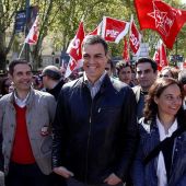  El líder del PSOE, Pedro Sánchez, acompañado por la secretaria general del PSM, Sara Hernández, durante su participación en la manifestación central del Primero de Mayo que se celebra hoy en Madrid. 