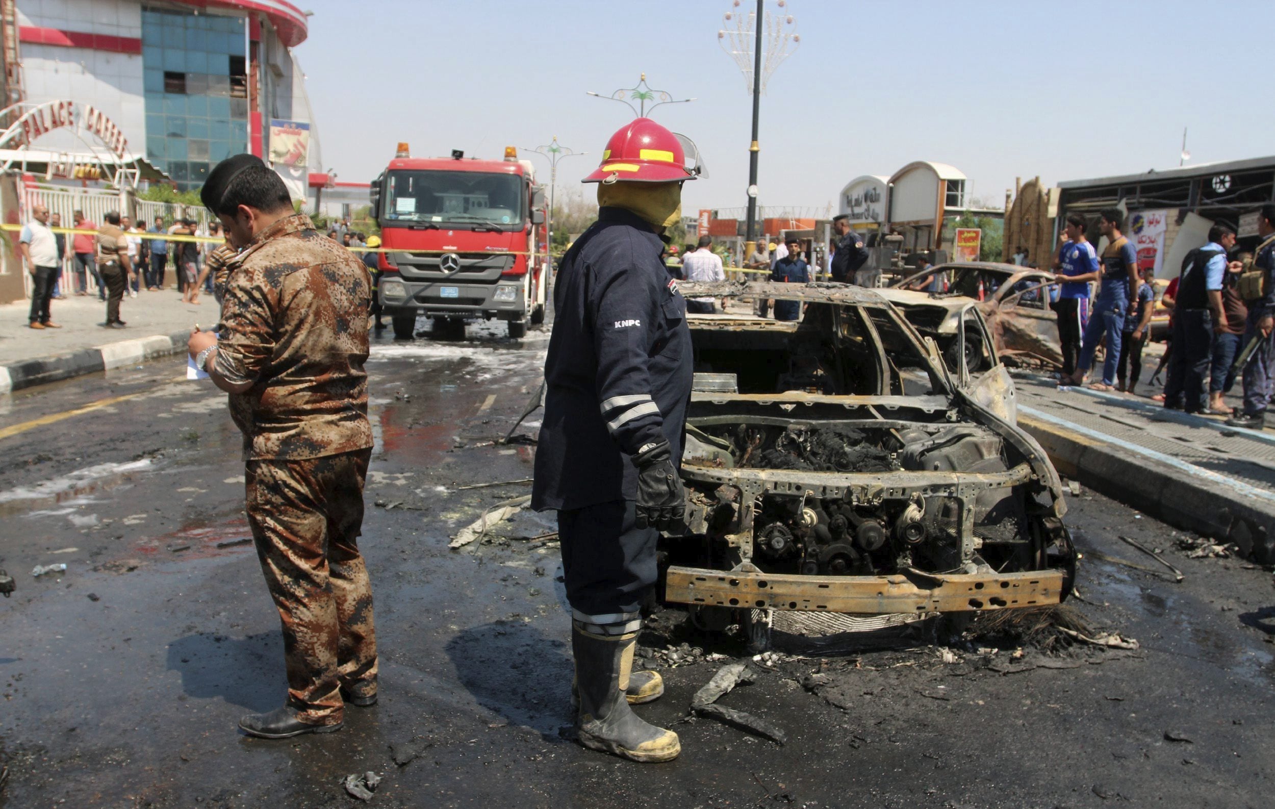 Al menos 35 muertos y 73 heridos en un doble atentado con coche bomba en Irak Al menos 35 muertos y 73 heridos en un doble atentado con coche bomba en Irak