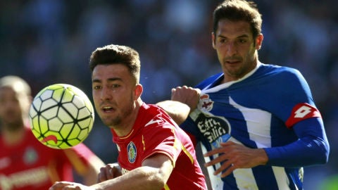 Miguel &Aacute;ngel y Borges pelean por el bal&oacute;n durante el partido