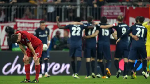 Contraste de sentimientos, unión y éxito atlético vs la soledad y el fracaso del Bayern Contraste de sentimientos, unión y éxito atlético vs la soledad y el fracaso del Bayern