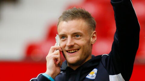 Jamie Vardy, sonriente mientras habla por el tel&eacute;fono m&oacute;vil