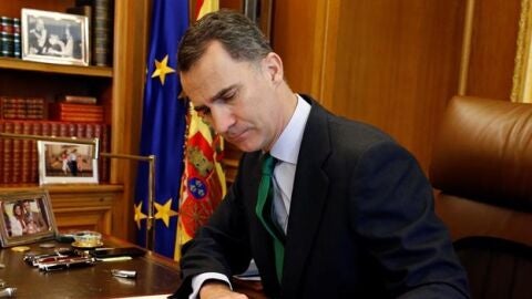 Felipe VI firma la disoluci&oacute;n de las Cortes