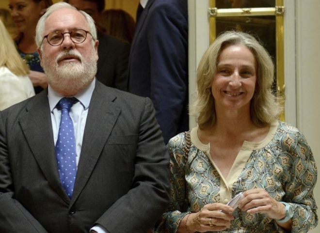 Tertulia: ¿Cómo afecta a Arias Cañete que su mujer se acogiese a la amnistía fiscal? Tertulia: ¿Cómo afecta a Arias Cañete que su mujer se acogiese a la amnistía fiscal?