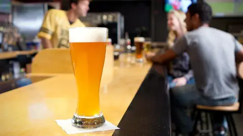 Una cerveza sobre la barra de un bar Una cerveza sobre la barra de un bar