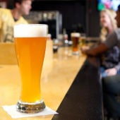 Una cerveza sobre la barra de un bar