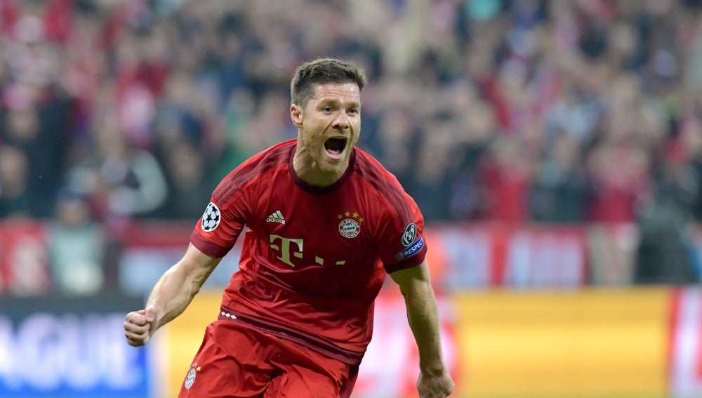 Xabi Alonso celebrando su gol de falta directa