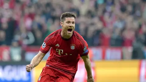 Xabi Alonso celebrando su gol de falta directa Xabi Alonso celebrando su gol de falta directa