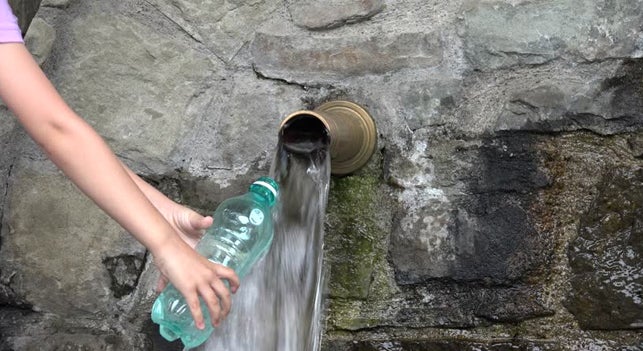 Mesa de redacción: Andalucía quiere obligar a los bares y restaurantes a servir agua gratis a los clientes Mesa de redacción: Andalucía quiere obligar a los bares y restaurantes a servir agua gratis a los clientes
