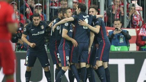 Los jugadores del Atl&eacute;tico celebran el gol en el Allianz