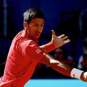 Novak Djokovic resta una pelota ante Borna Coric