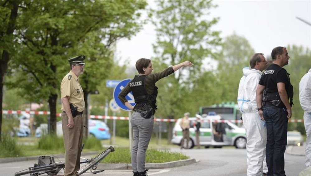 Investigadores forenses inspeccionan los alrededores de la estación de Grafing cerca de Múnich (Alemania) 