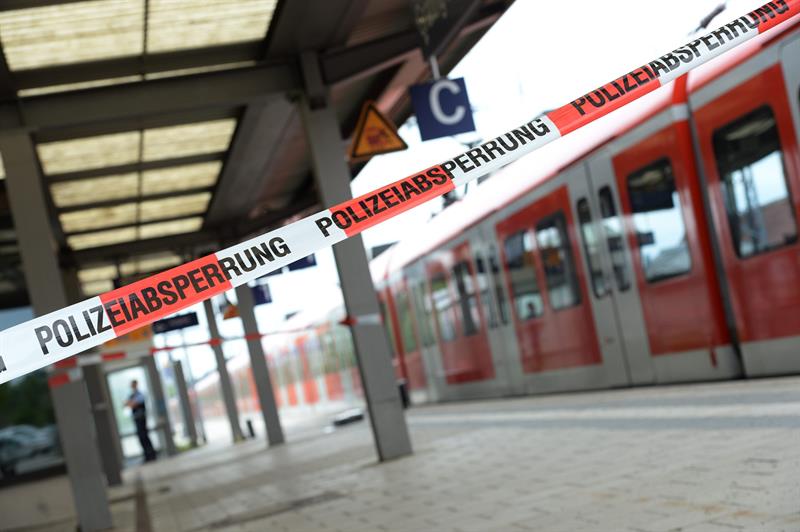 Tres personas heridas al ser atacadas con un cuchillo en un tren de Austria Tres personas heridas al ser atacadas con un cuchillo en un tren de Austria
