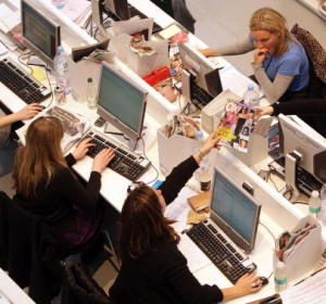 Mujeres trabajando Mujeres trabajando