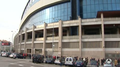 Alrededores del Vicente Calder&oacute;n durante la venta de entradas