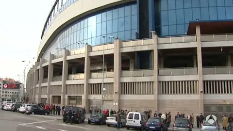Alrededores del Vicente Calderón durante la venta de entradas Alrededores del Vicente Calderón durante la venta de entradas