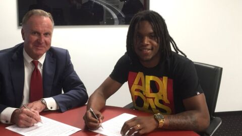 Renato Sanches, firmando su contrato con el Bayern de Munich
