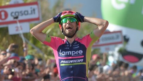 Ulissi celebra la victoria de etapa en el Giro de Italia