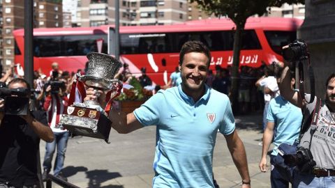 Carlos Gurpegui levantando el t&iacute;tulo conseguido por el Athletic Club