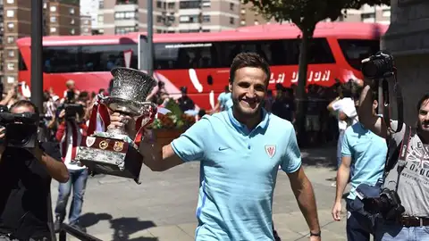 Carlos Gurpegui levantando el título conseguido por el Athletic Club Carlos Gurpegui levantando el título conseguido por el Athletic Club