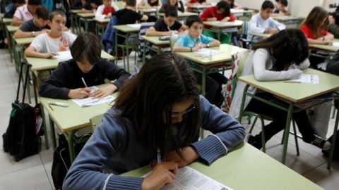 Alumnos examin&aacute;ndose en un aula