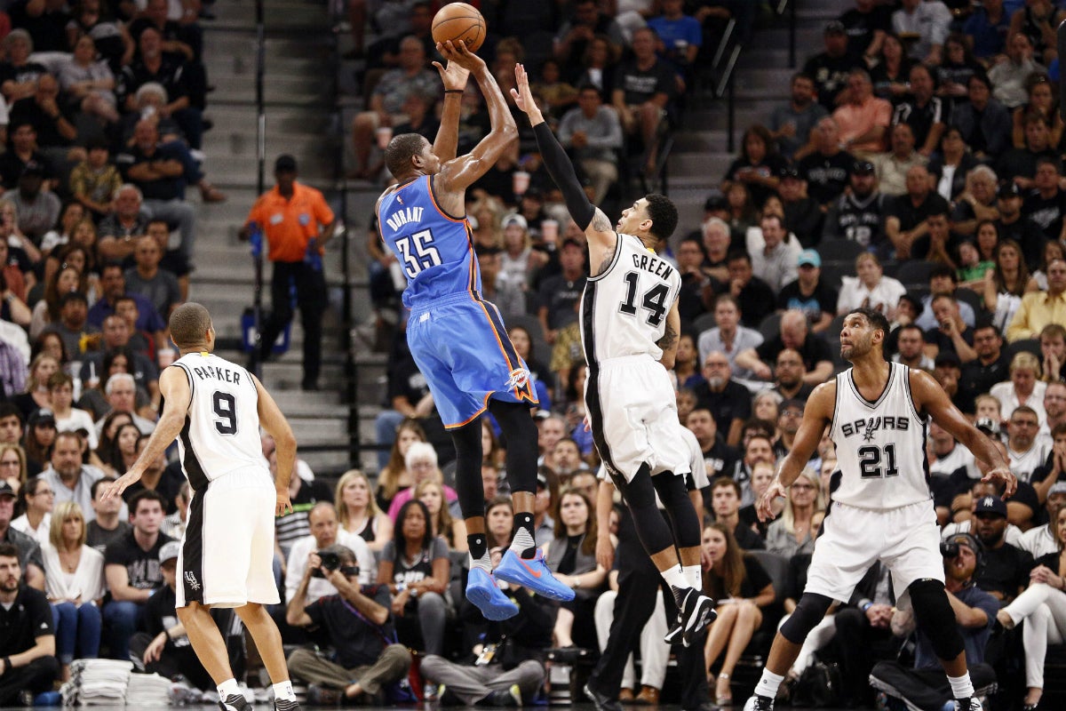 Westbrook y Durant ponen a Thunder a un triunfo de la final del oeste Westbrook y Durant ponen a Thunder a un triunfo de la final del oeste
