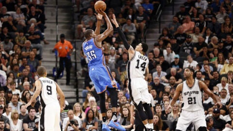Kevin Durant lanza a canasta ante la defensa de Danny Green
