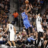 Kevin Durant lanza a canasta ante la defensa de Danny Green Kevin Durant lanza a canasta ante la defensa de Danny Green
