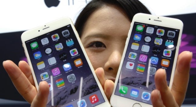 Manel Loureiro | China instala en los móviles de las personas que cruzan su frontera un programa para controlar todo lo que hacen Manel Loureiro | China instala en los móviles de las personas que cruzan su frontera un programa para controlar todo lo que hacen