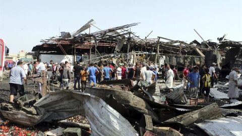 Aspecto en el que qued&oacute; un mercado de Bagdad, tras un atentado perpetrado el 13 de agosto de 2015