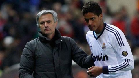 Mourinho da instrucciones a Varane en su etapa en el Real Madrid