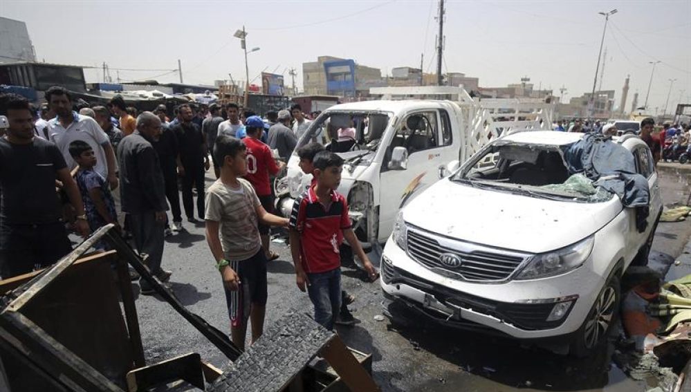 Lugar donde ha explosionado una bomba cerca de un mercado del barrio de mayoría chií de Ciudad Sadr, en el este de Bagdad