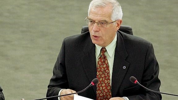 Josep Borrell firma el documento que pide un congreso urgente en el PSOE Josep Borrell firma el documento que pide un congreso urgente en el PSOE