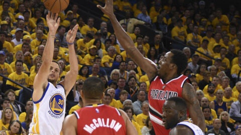 Stephen Curry lanza un triple ante la defensa de Portland