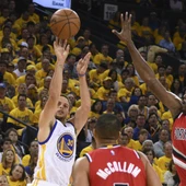 Stephen Curry lanza un triple ante la defensa de Portland Stephen Curry lanza un triple ante la defensa de Portland
