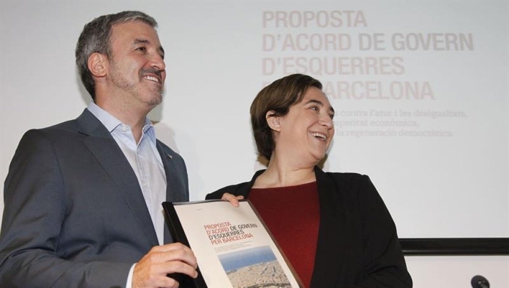 La alcaldesa de Barcelona, Ada Colau, y el presidente del grupo municipal socialista, Jaume Collboni