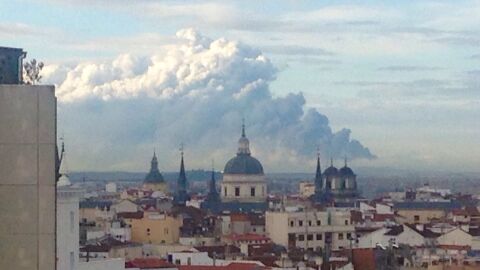 Imagen del humo del incendio de Sese&ntilde;a desde la Gran V&iacute;a de Madrid