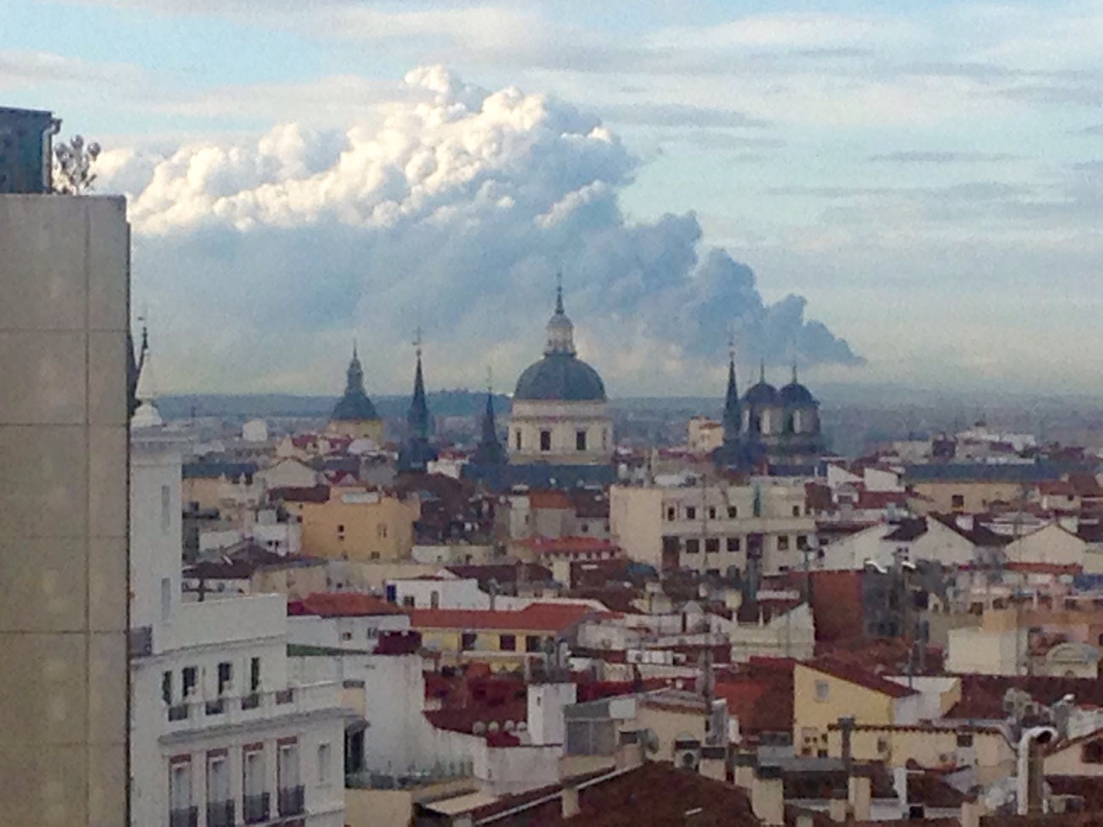 Imagen del humo del incendio de Seseña desde la Gran Vía de Madrid Imagen del humo del incendio de Seseña desde la Gran Vía de Madrid