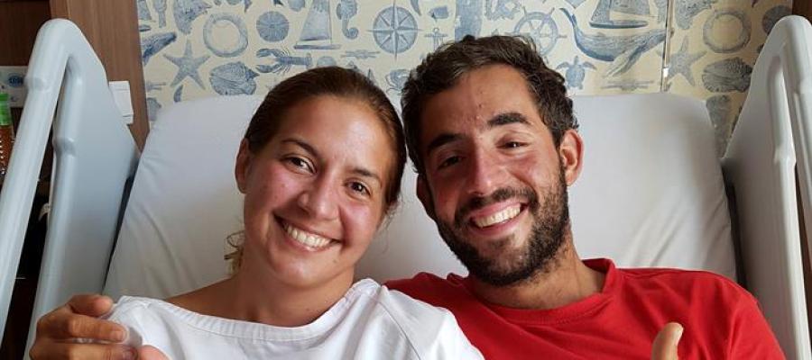 Los españoles Marta Miguel y David Hernández en el Hospital Gleneagles de Kota Kinabalu (Malasia), donde son atendidos tras ser rescatados después de pasar diez días en alta mar. Los españoles Marta Miguel y David Hernández en el Hospital Gleneagles de Kota Kinabalu (Malasia), donde son atendidos tras ser rescatados después de pasar diez días en alta mar.