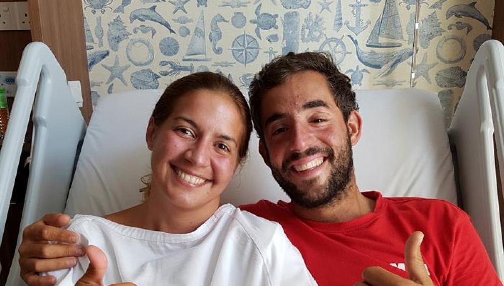 Los españoles Marta Miguel y David Hernández en el Hospital Gleneagles de Kota Kinabalu (Malasia), donde son atendidos tras ser rescatados después de pasar diez días en alta mar. 