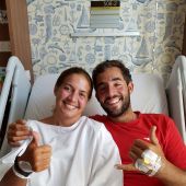 Los españoles Marta Miguel y David Hernández en el Hospital Gleneagles de Kota Kinabalu (Malasia), donde son atendidos tras ser rescatados después de pasar diez días en alta mar. 