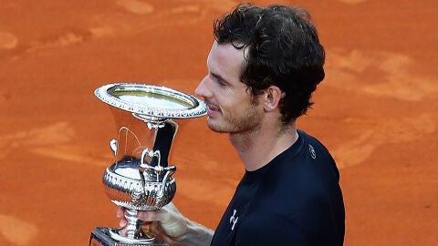 Murray muestra el trofeo a la afici&oacute;n