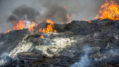 Vista del incendio de neum&aacute;ticos en Sese&ntilde;a, Toledo