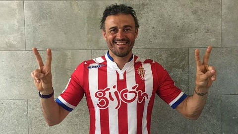 Luis Enrique posa con la camiseta del Sporting