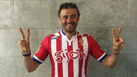Luis Enrique posa con la camiseta del Sporting Luis Enrique posa con la camiseta del Sporting