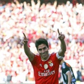 Gaitán celebra un gol con el Benfica