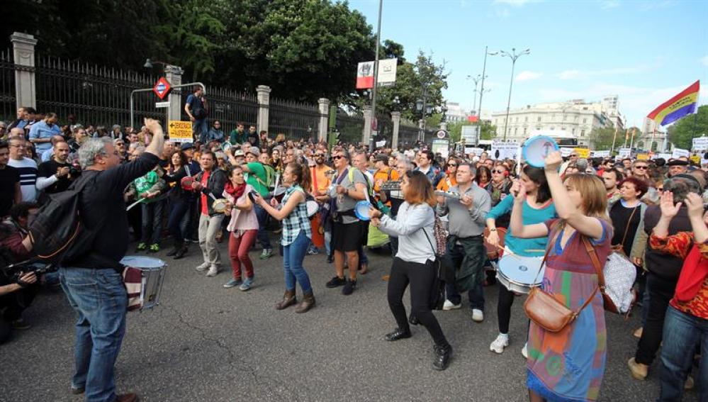 Cientos de personas participan en una manifestación entre la Plaza de Cibeles y la Puerta del Sol 