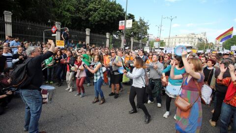Cientos de personas participan en una manifestaci&oacute;n entre la Plaza de Cibeles y la Puerta del Sol 