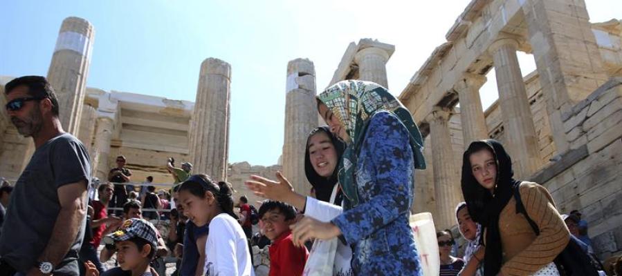 Niños refugiados visitan la antigua Acrópolis de Atenas Niños refugiados visitan la antigua Acrópolis de Atenas