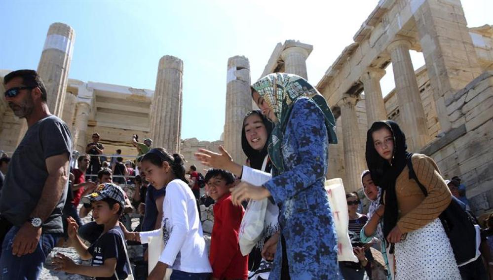 Niños refugiados visitan la antigua Acrópolis de Atenas